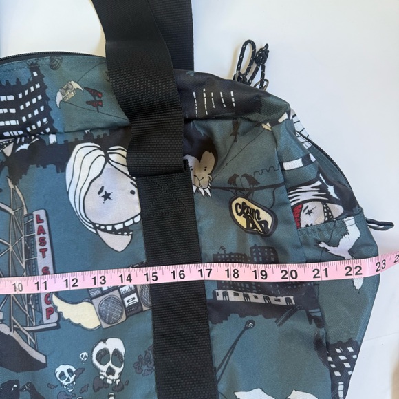 Rare Eastpak "Clam Bar" Skull & City Print Medium Duffel Bag Goth Retro Skeleton - Picture 8 of 10